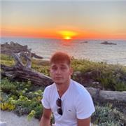 Profesor particular que imparte clases de varias materias escolares, así como matemáticas, idiomas y historia